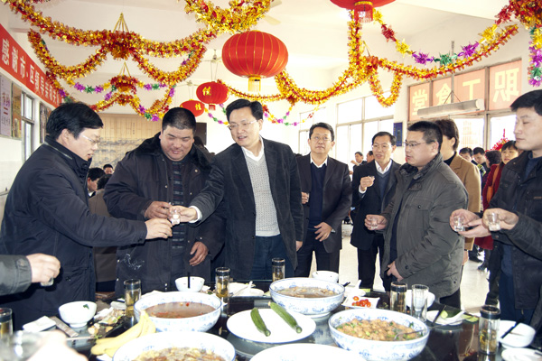 台儿庄:枣庄市长陈伟与新宏煤矿工人共贺新年