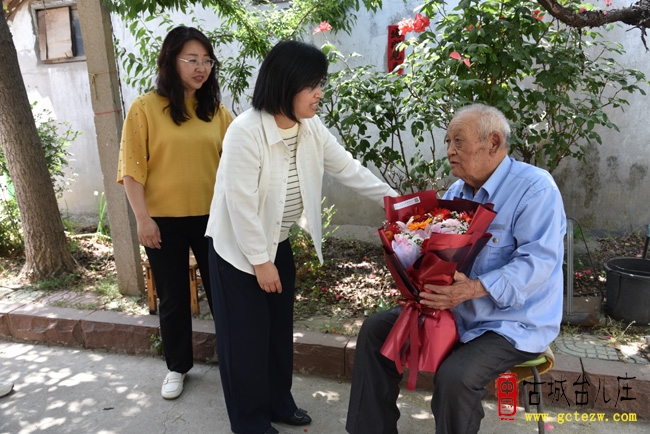 枣庄市退役军人事务局服务中心主任杜红为张应传老兵欢庆生日（图）