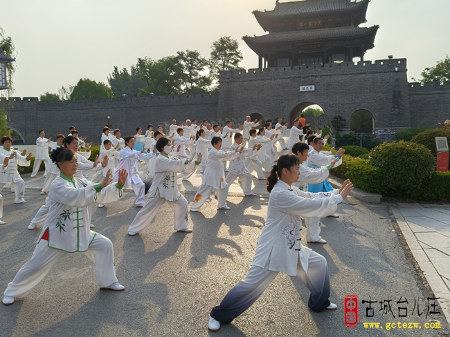 台儿庄古城举办庆祝中国旅游日太极拳进景区活动（图）