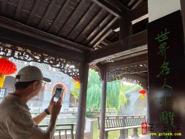 上海游客遇见台城世界名人木雕肖像博物馆（图）