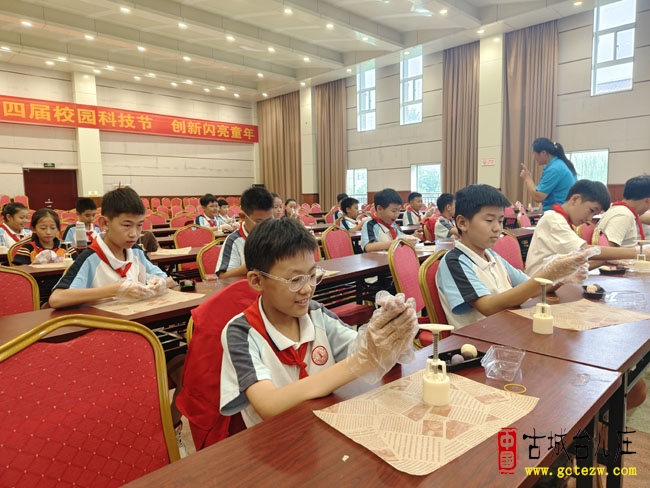 台儿庄区明远实验小学“月满中秋，‘饼’承文化”主题活动（图）