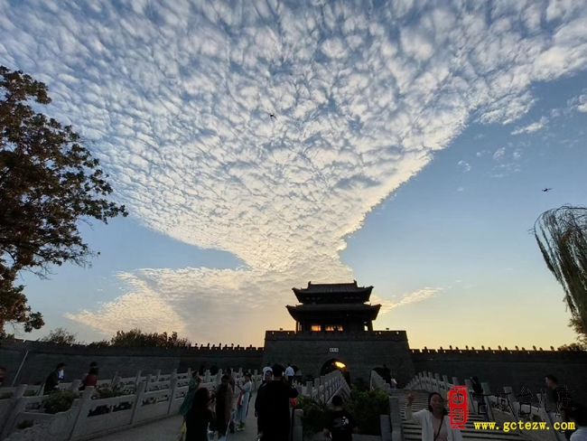 【同林摄影】今天傍晚，台儿庄古城惊现凤凰云