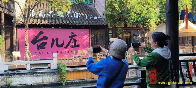 川鲁情谊续新篇 四川游客赴台儿庄缅怀抗战先烈（图）