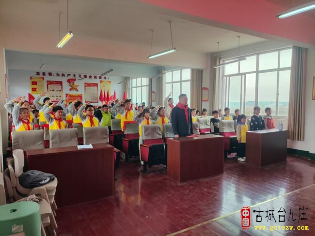 张山子镇侯孟小学举行建队日暨新队员入队仪式（图）