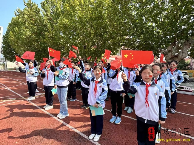 台儿庄区实验小学西关校区“正心正姿迎国庆 常规舞动展风采”课堂常规展示暨课桌舞比赛（图）