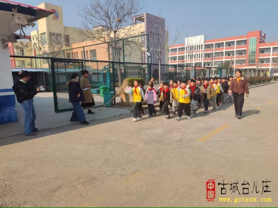 队齐风正，少年先行丨张山子镇侯孟小学开展路队比赛展示活动（图）