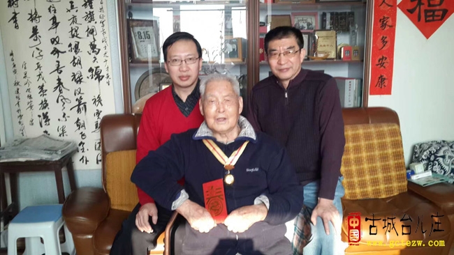 冰心文学奖得主代明将《血鉴》序言原稿寄抵台儿庄 以笔墨为远征军记忆扎根抗战圣地（图）