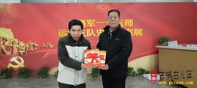 王明忠向台儿庄区档案馆捐赠王茂渭烈士传记 填补运河支队史料空白（图）