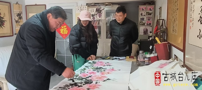 翰墨寄情贺回归 台儿庄书画者挥毫庆澳门回归26周年（图）