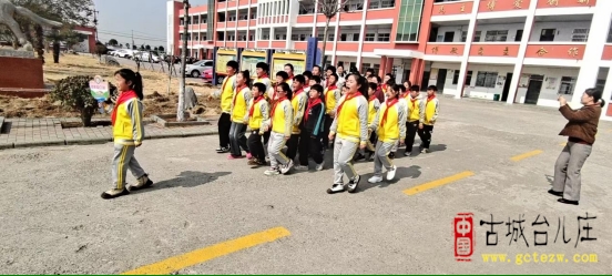 路队比赛展风采 习惯养成见行动丨张山子镇侯孟小学举行路队比赛（图）