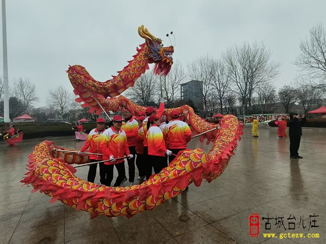 台儿庄：社火雨中行，光影交织贺蛇年（图）