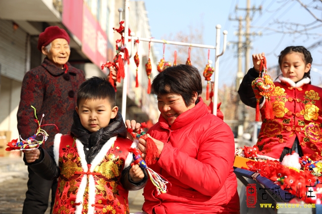 山东台儿庄：非遗传承人赵瑞雪打春为市民送立春鸡（图）