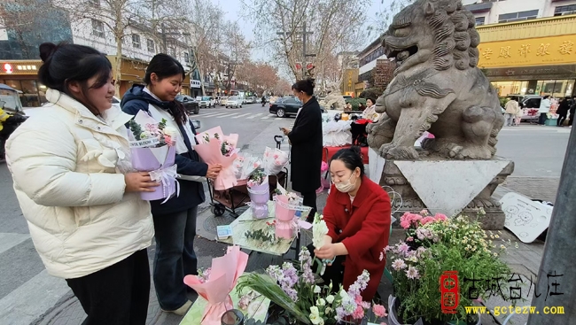 台儿庄水上公园鲜花绽放，成女神节打卡胜地（图）