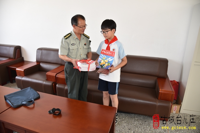 运河街道退役军人服务站李红军到西关校区看望困难学生（图）