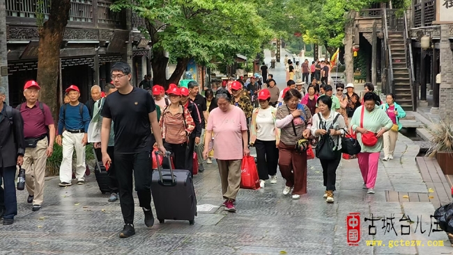 晨曦中的台儿庄：三地游客共赴古城寻梦之旅（图）