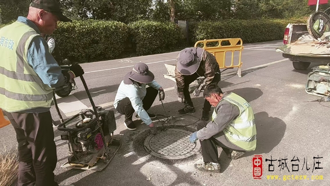 台儿庄：市政抢修存在安全隐患井盖（图）