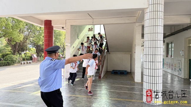 正行防震 安全同行丨台儿庄区实验小学开展防震减灾应急疏散演练（图）