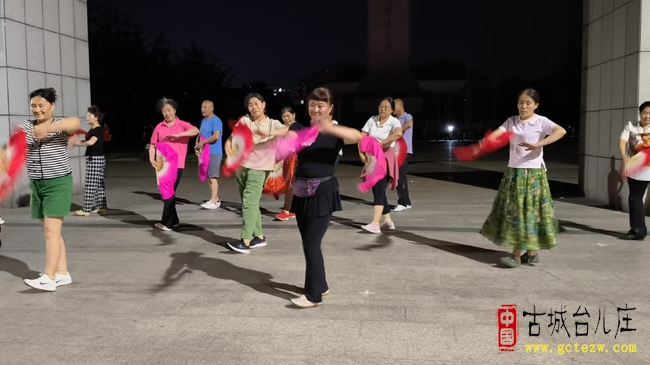 快闪舞蹈点亮台儿庄夏夜 中心广场变身活力秀场（图）