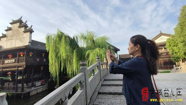 浙江义乌游客慕名探访台儿庄古城 铭记抗战历史传承精神（图）
