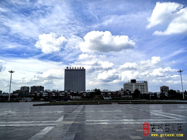 【影报】枣庄不大，风景如画丨蓝天白云下的光明广场（一）