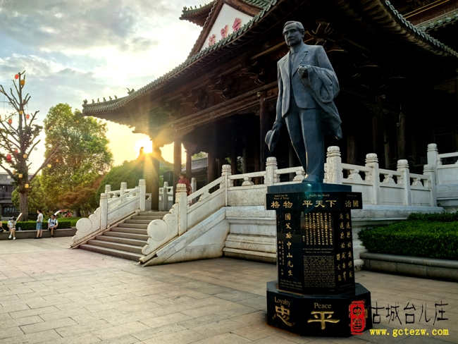 台儿庄古城复兴楼前的孙中山雕像是怎么回事（图）
