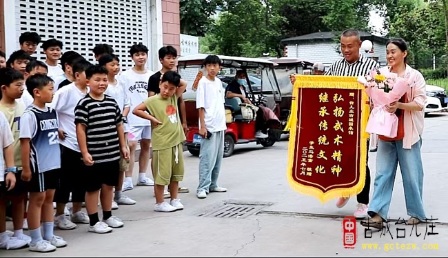 台儿庄古城国术馆丨习武少年传佳话 感恩赠礼谢师恩（图）