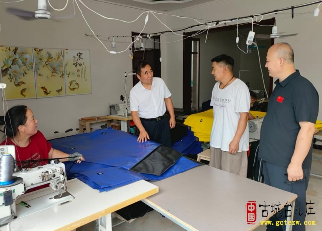 邳庄镇涛沟桥村：考察学习拓思路 手工项目助就业（图）