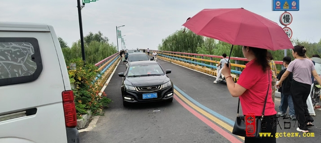 台儿庄双龙湖畔：古韵新声合唱团化身“疏导员” 学雷锋行动解拥堵暖游客（图）