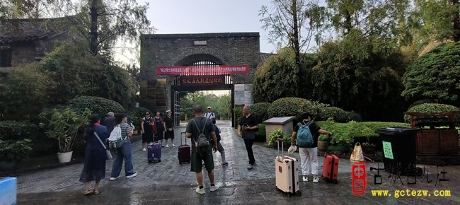 五湖游客聚台儿庄古城 共忆抗战烽火 缅怀先烈（图）