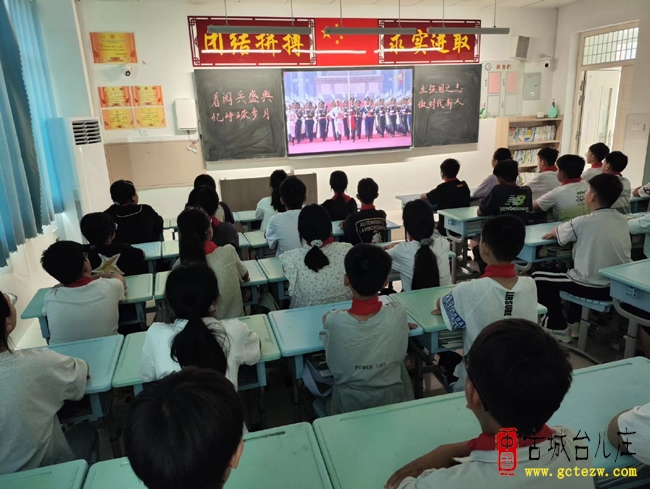 抗战胜利80周年阅兵：彭楼中学师生的爱国热血时刻（图）