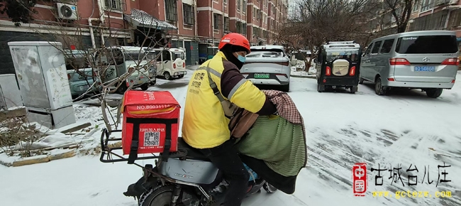 雪映初心暖台儿庄 京东秒送孙晓龙冒雪派送守护热餐（图）