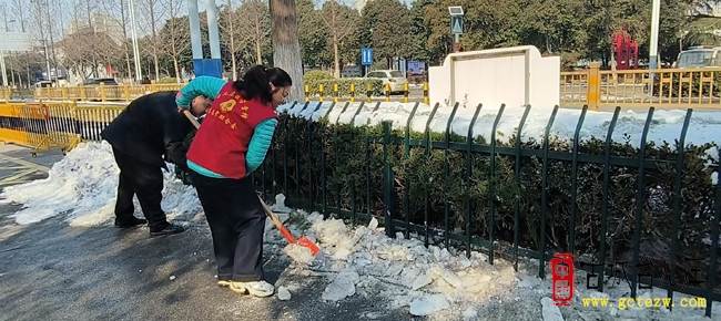 台儿庄：志愿红携手执法蓝 清雪除冰守护校园平安路（图）