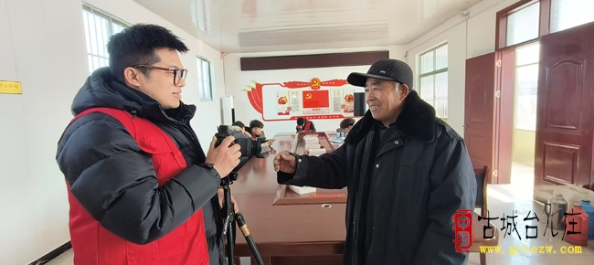 腊八暖情定格幸福丨台儿庄尤先生照相馆为贺窑村百余名老人免费拍照（图）
