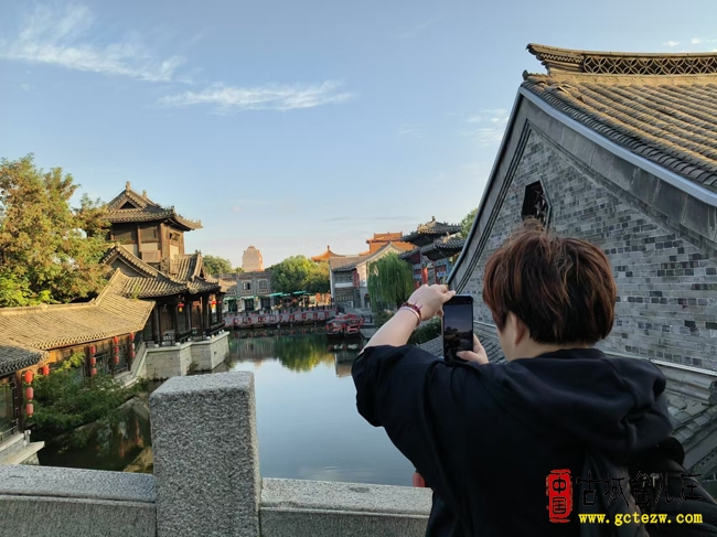 异国宾客醉古城丨马来西亚游客邂逅最美台儿庄（图）