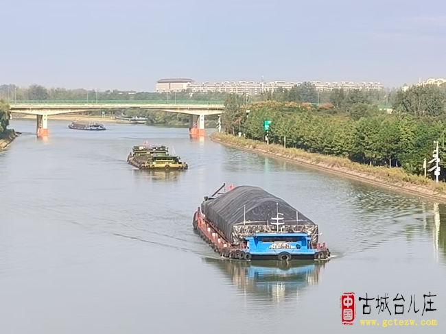 运河千帆扬国旗 盛世华诞启新程丨台儿庄大运河航运繁忙尽显国泰民安（图）