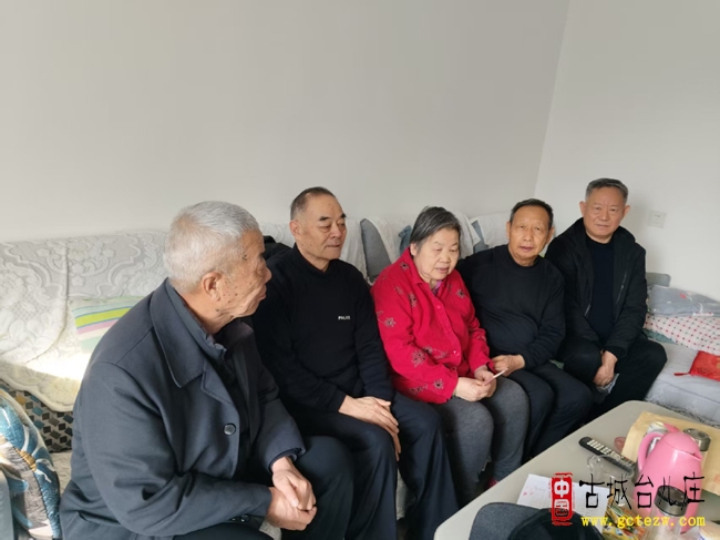 台儿庄区公安分局离退休老干部党支部开展困难党员走访慰问活动（图）