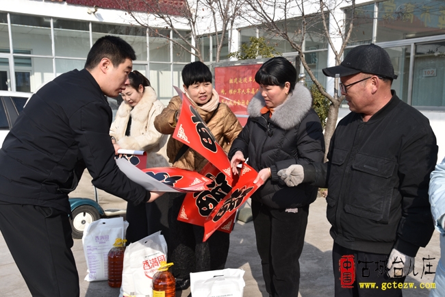 台儿庄区运河街道走访慰问新兵家长（图）