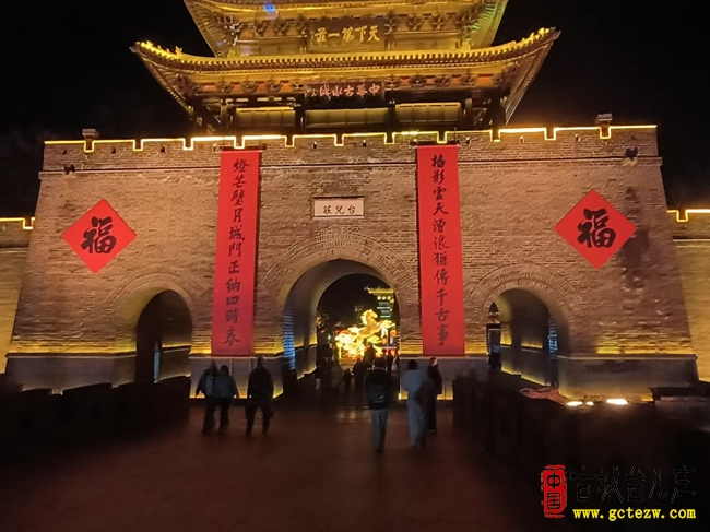 夜入台儿庄古城西门 灯影楹联迎新春 寻梦水乡年味浓（图）