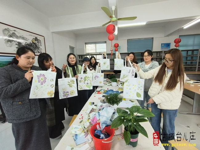 素布遇草木，指尖拓春色丨台儿庄区文化馆举办庆“三八”植物拓染主题活动（图）