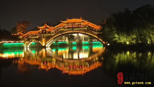 智慧科技点亮啤酒节！智能零售机器人亮相台儿庄古城南门啤酒盛会（图）