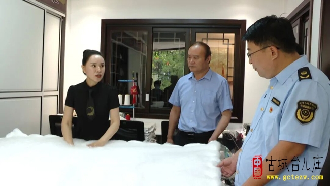 台儿庄区市场监管局为谭氏丝绸庄颁发“全国先进个体工商户”荣誉奖牌（图）