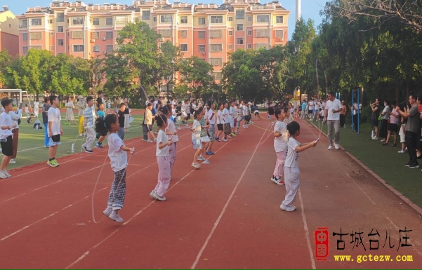 赋能体能成长 点亮活力假期丨市中区鑫昌路小学组织暑期体能提升专项训练（图）