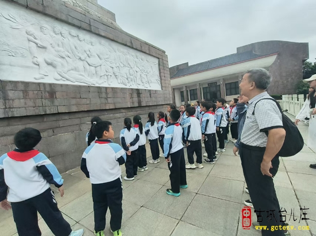 台儿庄：千里赴英雄城 共寄缅怀之情（图）