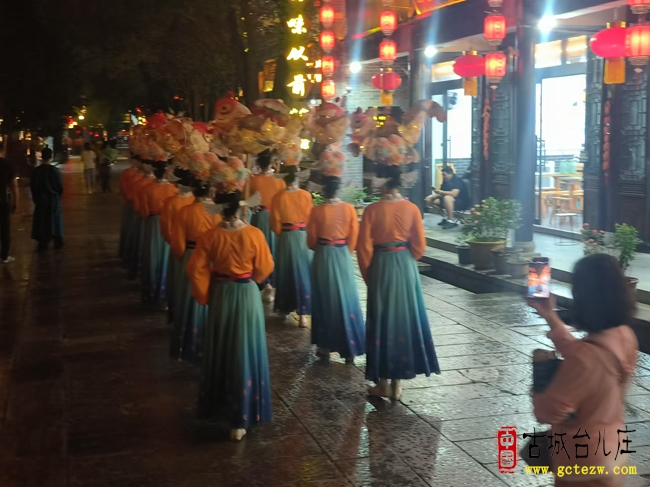 雨夜邂逅鱼灯舞 寻梦台儿庄遇相逢（图）