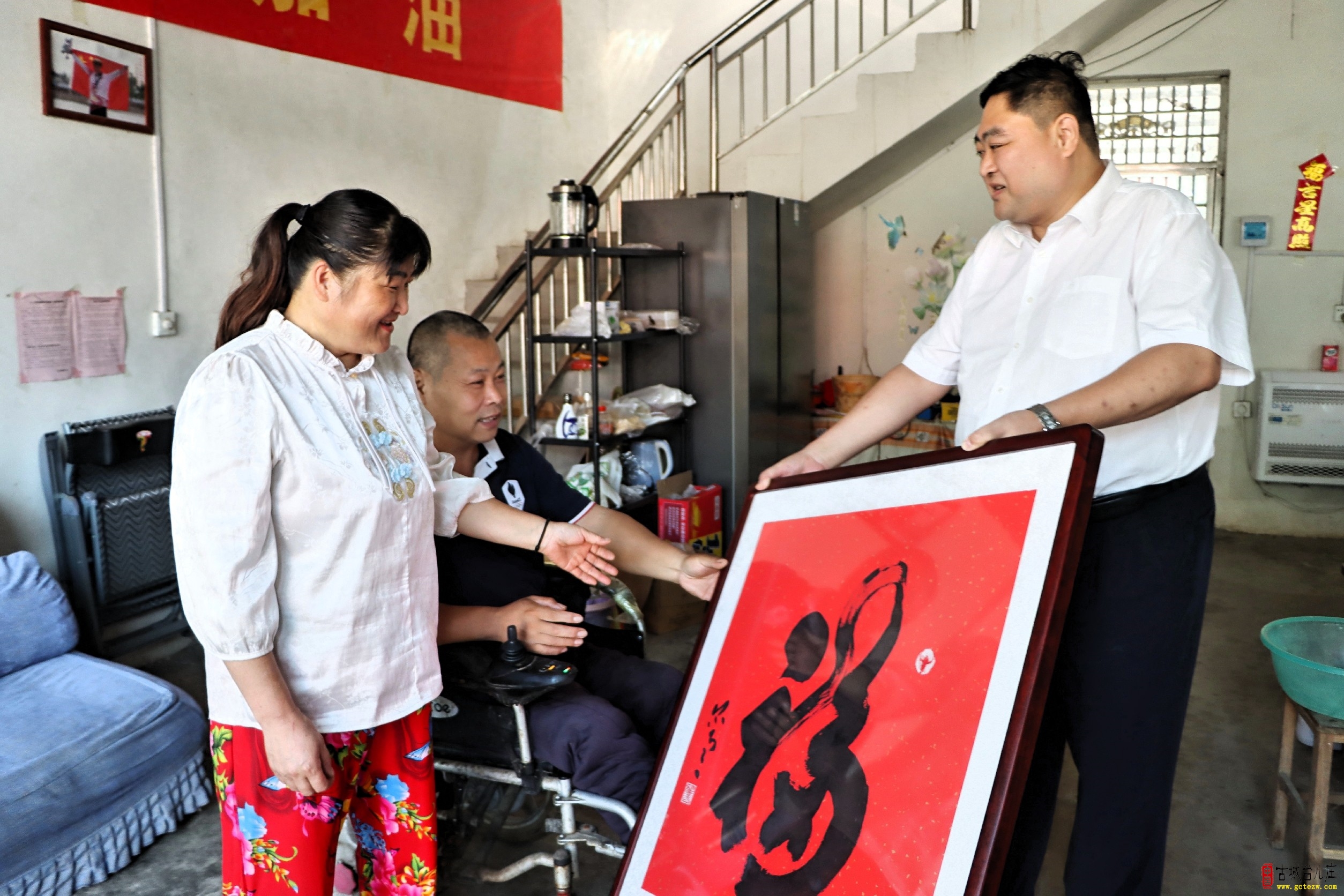 台儿庄：走访奥运冠军孙梦雅父母，礼赠书画致谢育英才（图）