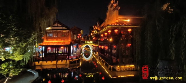 济南游客夜游台儿庄古城 共赏水乡夜色（图）
