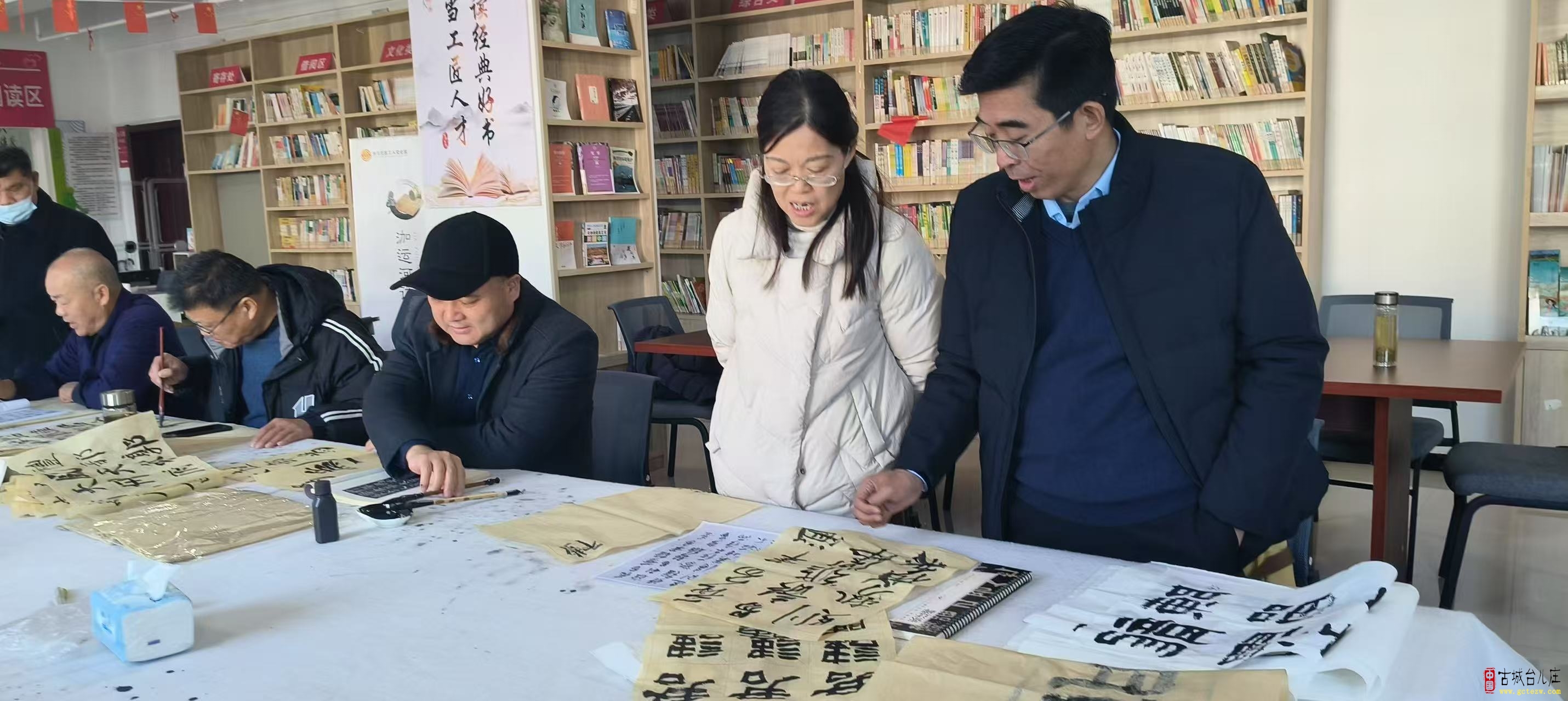 “墨香台城”台儿庄区成人书法公益班持续开课，翰墨飘香润民心（图）