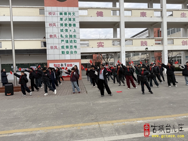 英雄事迹励我行，少先队员勇担当丨泥沟镇中心小学举行主题升旗仪式（图）