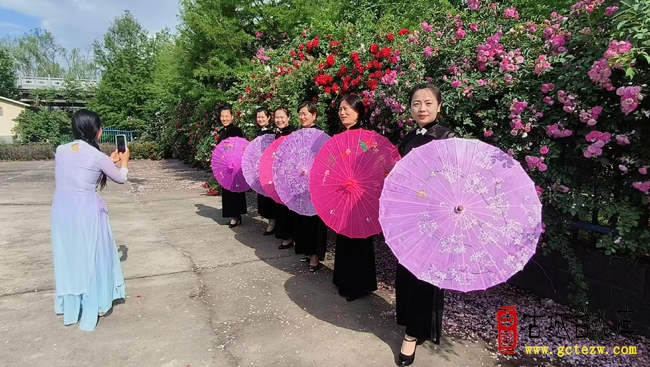 台儿庄蜀绣旗袍文化协会与艺术家共赴双龙湖 演绎国色与自然之美（图）