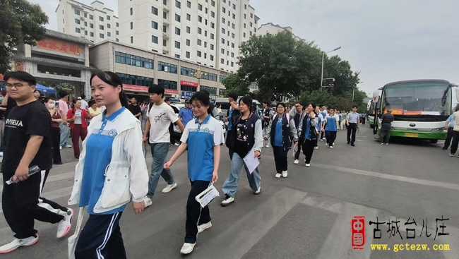 2025年高考拉开帷幕，台儿庄学子奔赴考场（图）